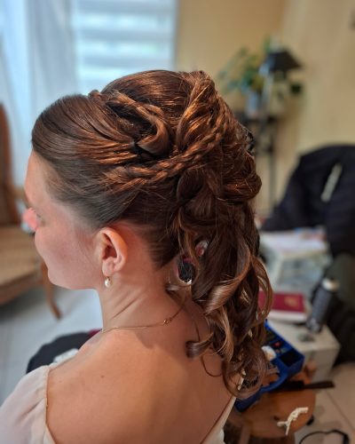 Christelle Coquet, coiffeuse professionnelle à domicile pour l'entreprise coiffures-et-mariages.fr met son expertise au service de votre style dans les environs de Royan, de Marennes, de Saujon, de Saintes et plus largement de La Rochelle, de Cognac et de Bordeaux, dans l’ensemble du département de la Charente-Maritime. Ici, avec des lunettes de soleil noires, avec un maquillage et un rouge à lèvre discret ainsi qu'un magnifique brushing pro. Des coiffures sur-mesure à domicile, pour le quotidien ou les grandes occasions. Basée à 17110 Saint-Georges-de-Didonne.