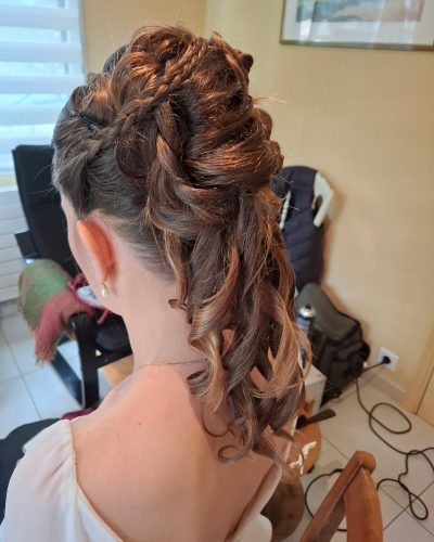 Christelle Coquet, coiffeuse professionnelle à domicile pour l'entreprise coiffures-et-mariages.fr met son expertise au service de votre style dans les environs de Royan, de Marennes, de Saujon, de Saintes et plus largement de La Rochelle, de Cognac et de Bordeaux, dans l’ensemble du département de la Charente-Maritime. Ici, avec des lunettes de soleil noires, avec un maquillage et un rouge à lèvre discret ainsi qu'un magnifique brushing pro. Des coiffures sur-mesure à domicile, pour le quotidien ou les grandes occasions. Basée à 17110 Saint-Georges-de-Didonne.