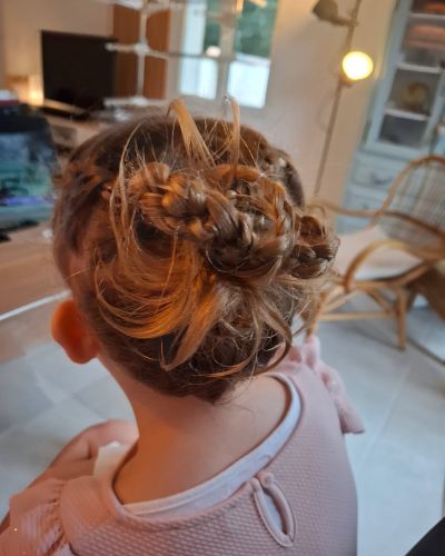 Christelle Coquet, coiffeuse professionnelle à domicile pour l'entreprise coiffures-et-mariages.fr met son expertise au service de votre style dans les environs de Royan, de Marennes, de Saujon, de Saintes et plus largement de La Rochelle, de Cognac et de Bordeaux, dans l’ensemble du département de la Charente-Maritime. Ici, avec des lunettes de soleil noires, avec un maquillage et un rouge à lèvre discret ainsi qu'un magnifique brushing pro. Des coiffures sur-mesure à domicile, pour le quotidien ou les grandes occasions. Basée à 17110 Saint-Georges-de-Didonne.