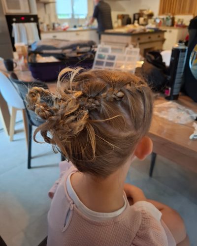 Christelle Coquet, coiffeuse professionnelle à domicile pour l'entreprise coiffures-et-mariages.fr met son expertise au service de votre style dans les environs de Royan, de Marennes, de Saujon, de Saintes et plus largement de La Rochelle, de Cognac et de Bordeaux, dans l’ensemble du département de la Charente-Maritime. Ici, avec des lunettes de soleil noires, avec un maquillage et un rouge à lèvre discret ainsi qu'un magnifique brushing pro. Des coiffures sur-mesure à domicile, pour le quotidien ou les grandes occasions. Basée à 17110 Saint-Georges-de-Didonne.