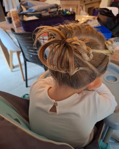 Christelle Coquet, coiffeuse professionnelle à domicile pour l'entreprise coiffures-et-mariages.fr met son expertise au service de votre style dans les environs de Royan, de Marennes, de Saujon, de Saintes et plus largement de La Rochelle, de Cognac et de Bordeaux, dans l’ensemble du département de la Charente-Maritime. Ici, avec des lunettes de soleil noires, avec un maquillage et un rouge à lèvre discret ainsi qu'un magnifique brushing pro. Des coiffures sur-mesure à domicile, pour le quotidien ou les grandes occasions. Basée à 17110 Saint-Georges-de-Didonne.