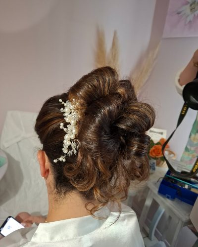 Christelle Coquet, coiffeuse professionnelle à domicile pour l'entreprise coiffures-et-mariages.fr met son expertise au service de votre style dans les environs de Royan, de Marennes, de Saujon, de Saintes et plus largement de La Rochelle, de Cognac et de Bordeaux, dans l’ensemble du département de la Charente-Maritime. Ici, avec des lunettes de soleil noires, avec un maquillage et un rouge à lèvre discret ainsi qu'un magnifique brushing pro. Des coiffures sur-mesure à domicile, pour le quotidien ou les grandes occasions. Basée à 17110 Saint-Georges-de-Didonne.