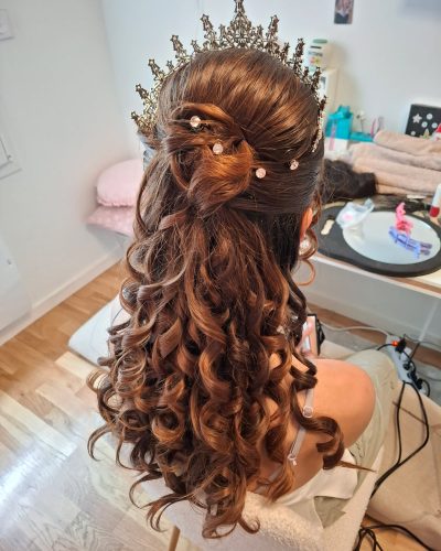 Christelle Coquet, coiffeuse professionnelle à domicile pour l'entreprise coiffures-et-mariages.fr met son expertise au service de votre style dans les environs de Royan, de Marennes, de Saujon, de Saintes et plus largement de La Rochelle, de Cognac et de Bordeaux, dans l’ensemble du département de la Charente-Maritime. Ici, avec des lunettes de soleil noires, avec un maquillage et un rouge à lèvre discret ainsi qu'un magnifique brushing pro. Des coiffures sur-mesure à domicile, pour le quotidien ou les grandes occasions. Basée à 17110 Saint-Georges-de-Didonne.