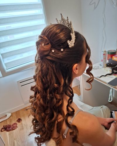 Christelle Coquet, coiffeuse professionnelle à domicile pour l'entreprise coiffures-et-mariages.fr met son expertise au service de votre style dans les environs de Royan, de Marennes, de Saujon, de Saintes et plus largement de La Rochelle, de Cognac et de Bordeaux, dans l’ensemble du département de la Charente-Maritime. Ici, avec des lunettes de soleil noires, avec un maquillage et un rouge à lèvre discret ainsi qu'un magnifique brushing pro. Des coiffures sur-mesure à domicile, pour le quotidien ou les grandes occasions. Basée à 17110 Saint-Georges-de-Didonne.