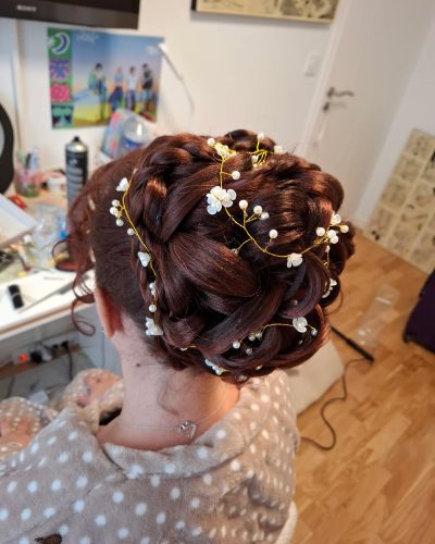 Christelle Coquet, coiffeuse professionnelle à domicile pour l'entreprise coiffures-et-mariages.fr met son expertise au service de votre style dans les environs de Royan, de Marennes, de Saujon, de Saintes et plus largement de La Rochelle, de Cognac et de Bordeaux, dans l’ensemble du département de la Charente-Maritime. Ici, avec des lunettes de soleil noires, avec un maquillage et un rouge à lèvre discret ainsi qu'un magnifique brushing pro. Des coiffures sur-mesure à domicile, pour le quotidien ou les grandes occasions. Basée à 17110 Saint-Georges-de-Didonne.